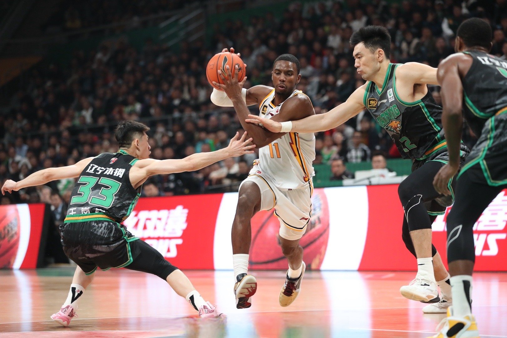 魔术轻取辽宁队，戈贝尔点燃赛场