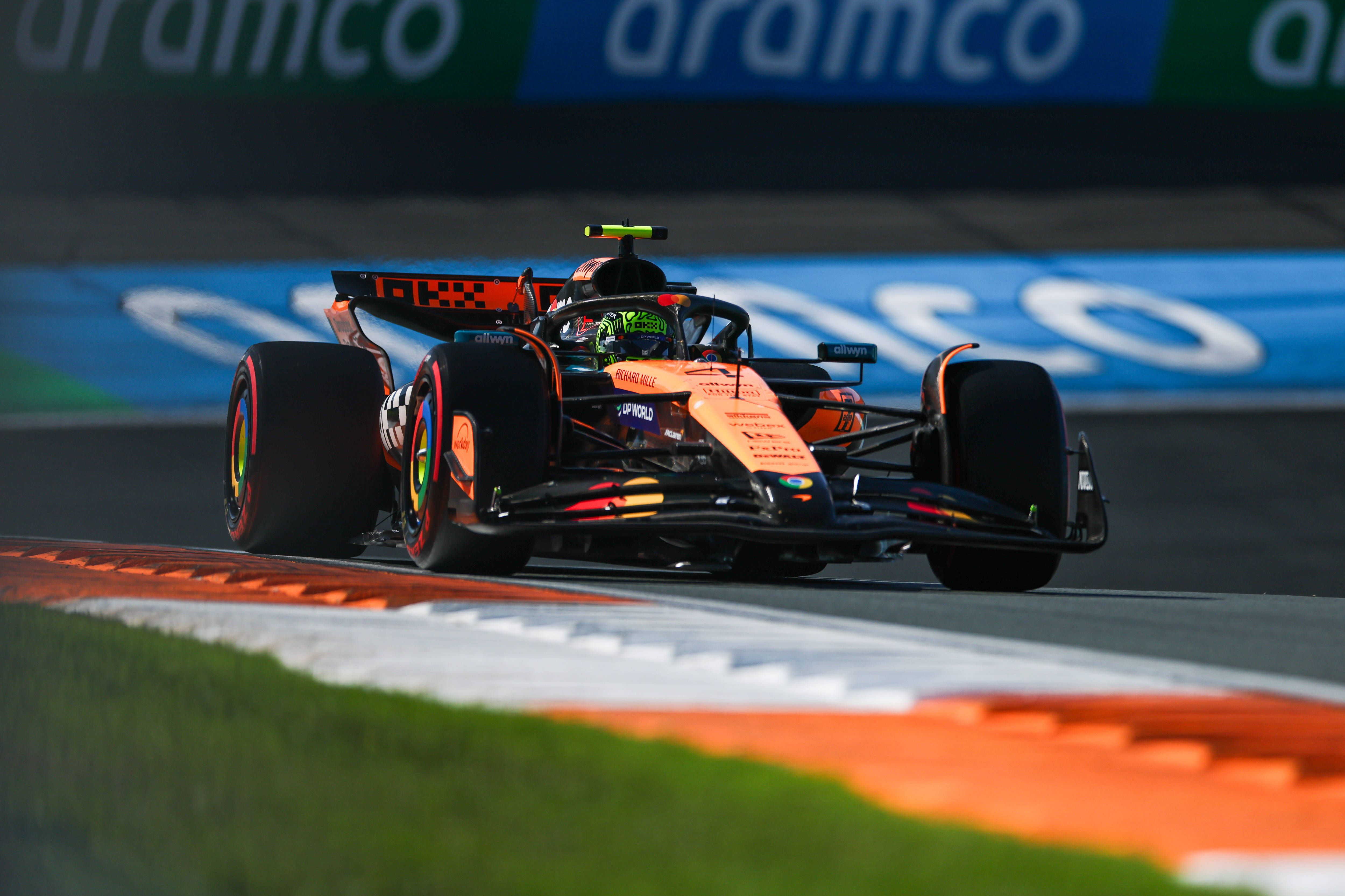 开云体育官网-法拉利碾压迈凯伦，皮亚斯特里带队取胜