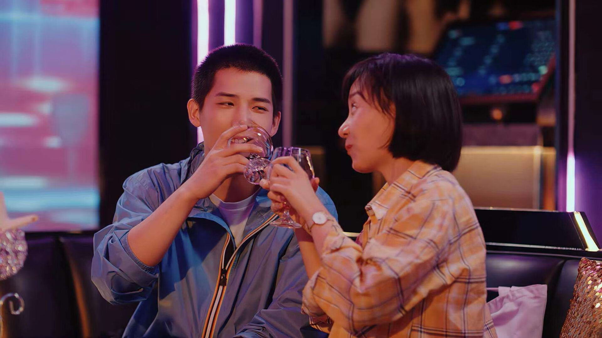 开云体育中国-双重焦点，F1赛季揭幕战的急速与非洲足球的狂野激情